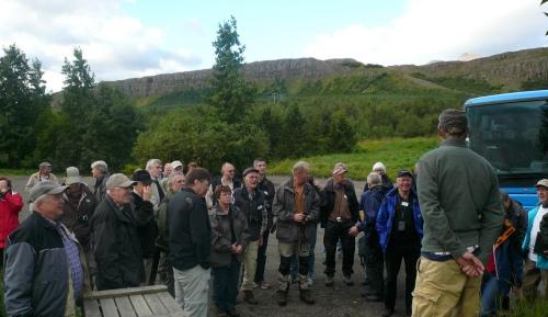 Konferenssin osanottajia Akureyrin kaupungin metsässä